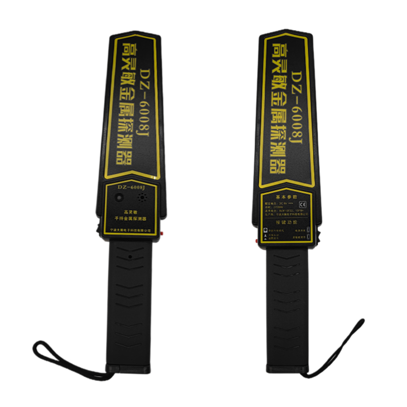 適合在機 場、海關、碼頭、銀行、建筑、監(jiān)獄、體育場、醫(yī)院，學校等場所使用。該產品 使用大規(guī)模集成電路，可完全配用 9V 充電電池（選配件），低電壓指示，LED 燈光鳴聲報警和振動報警，是檢查非法物品不可多得的理想產品。并附帶有外接 充電器功能，可在探測器本機進行充電。